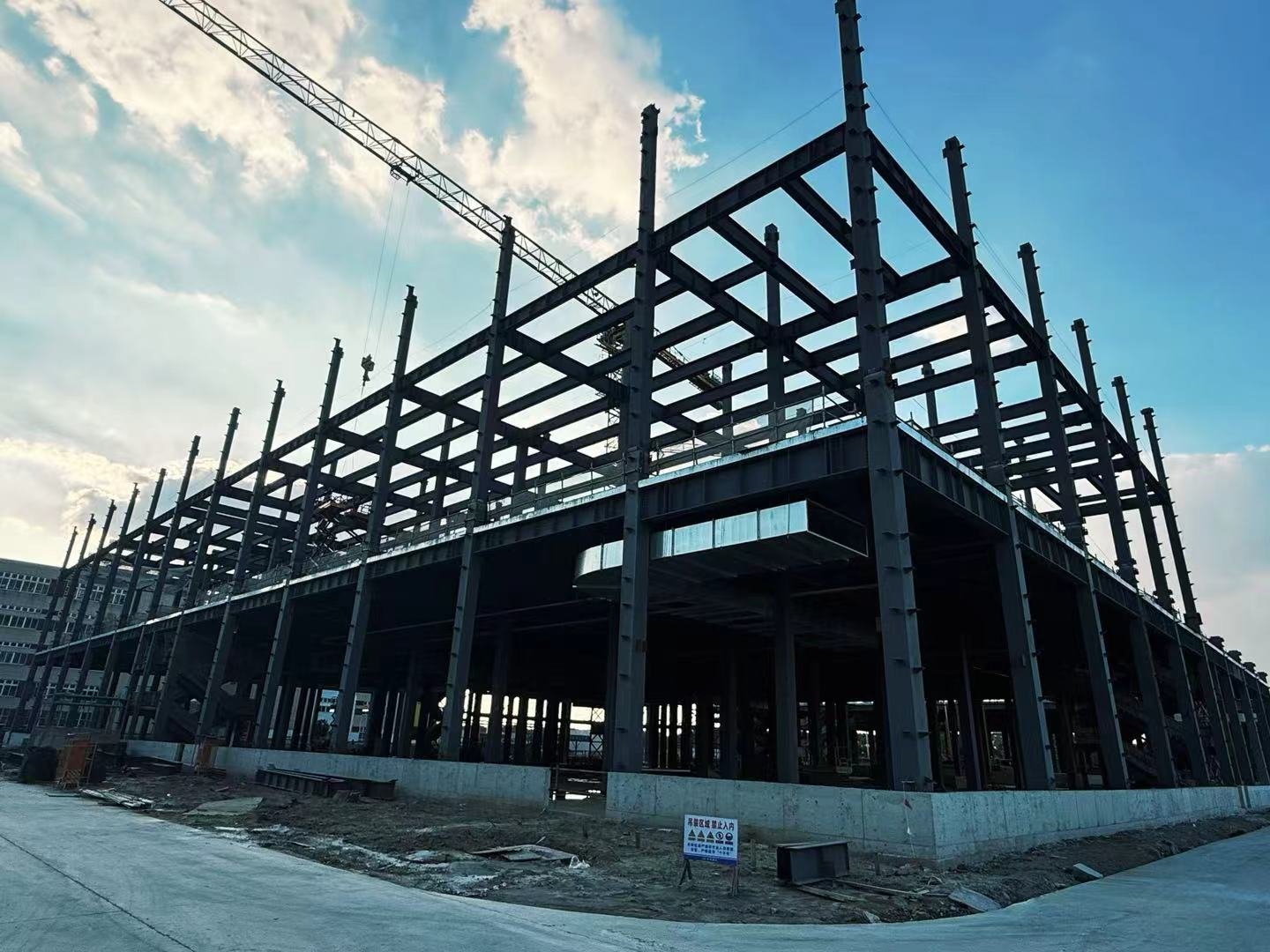 Steel frame construction at the Shanghai cosmetics company project
